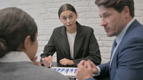 close-up van Spaanse zakenvrouw praten met zakenmensen - Video