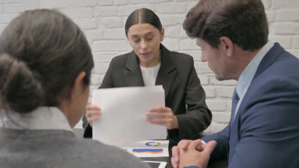 Primer plano de una empresaria hispana enojada discutiendo con colegas - Metraje, vídeo