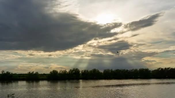 Los rayos del sol pasan a través del movimiento de la nube Stratocumulus - Imágenes, Vídeo