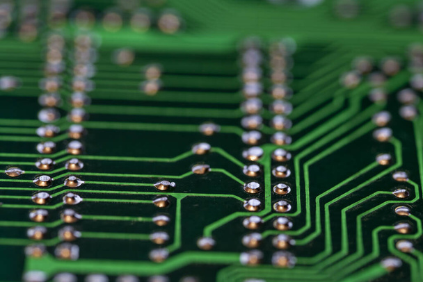 Detalle de múltiples circuitos impresos de una placa electrónica verde - Foto, Imagen