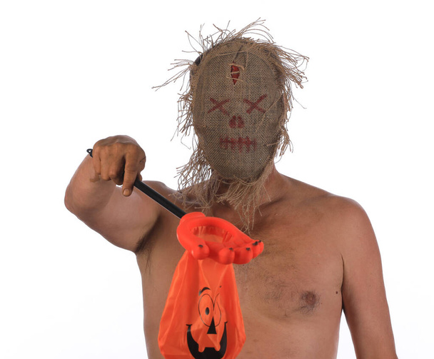 Halloween, homem assustador na serapilheira, fundo estúdio branco - Foto, Imagem