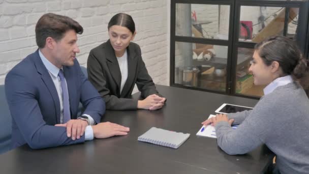 Geschäftsmann im Gespräch mit Geschäftspartnern in Meeting - Filmmaterial, Video