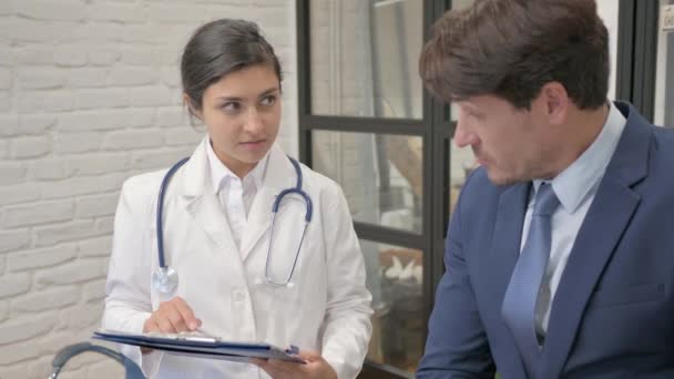 Indien femme médecin parler avec patient - Séquence, vidéo