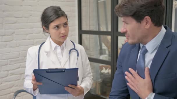 Кашель Чоловік обговорює проблеми зі здоров'ям з доктором - Кадри, відео