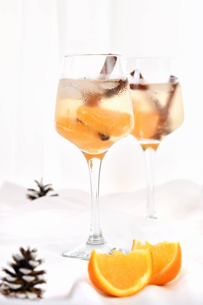 Легкий рождественский коктейль с апельсиновым соком и водкой. Идеальный коктейль для начала праздничной вечеринки - Фото, изображение