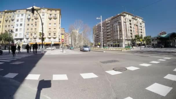 Tijdspanne van crossway en voetgangers in de stad hete uur - Video