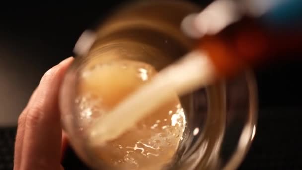 Piwo lekkie wlewa się do szklanki z chłodną, grubą pianką - Materiał filmowy, wideo