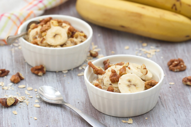 ovesné vločky s banán, med a ořechy k snídani - Fotografie, Obrázek