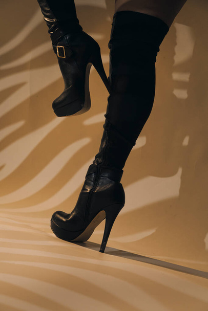 Сексуальная женщина на высоких каблуках нижнее белье ноги модели студии фото. - Фото, изображение