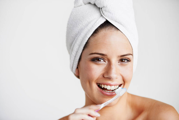 Nainen, hymyile ja hammasharja hammashygieniaan, hampaiden valkaisuun ja terveydenhuoltoon ikenille muotokuvassa. Onnellinen nainen henkilö, kasvot ja puhdistus suun suojelua, hoitoa ja harjaus rutiini mockup. - Valokuva, kuva