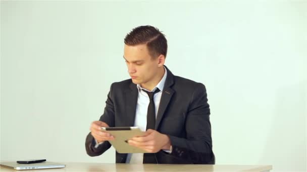 Joven empresario pone la tableta toma la llamada y hace una cita - Metraje, vídeo