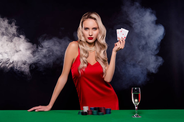 Фото мечты желание леди крупье рекламировать играть в покер игры для выигрыша джекпота на тумане темный фон. - Фото, изображение