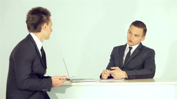 2 人の若いビジネスマンがビジネスを議論する計画裏からの眺め - 映像、動画