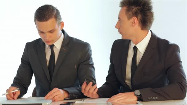Uomini d'affari che discutono di business plan sulla carta
 - Filmati, video