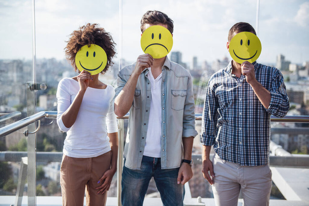 Şehir kurma Balkonda duran emojis tutan gençler - Fotoğraf, Görsel