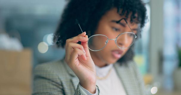 Χέρι, γυναίκα και κρατώντας γυαλιά με ανάγνωση, εστίαση και επιχειρηματική στρατηγική στο γραφείο ή εταιρική χώρο εργασίας. Επαγγελματίας, υπάλληλος και γυαλιά με ιδέες, σχεδιασμό και όραμα για πρόταση στην εργασία. - Φωτογραφία, εικόνα