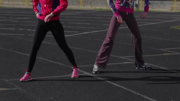 Fiatal lányok tölteni a verseny előtt a gyakorlati képzések. Átfogó gyakorlása - Felvétel, videó