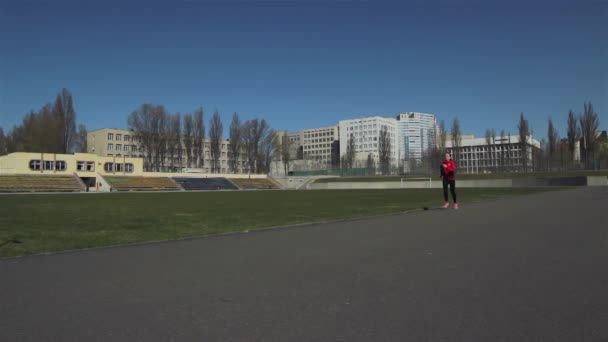 Молода дівчина робить перегони на стадіоні
. - Кадри, відео