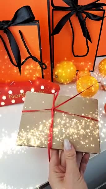 Das Versenden festlicher Weihnachtsbriefe an Kunden kleiner Unternehmen  - Filmmaterial, Video