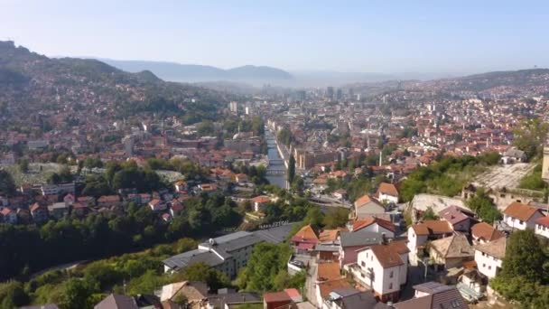 Widok z lotu ptaka na Sarajewo w słoneczny dzień - Materiał filmowy, wideo
