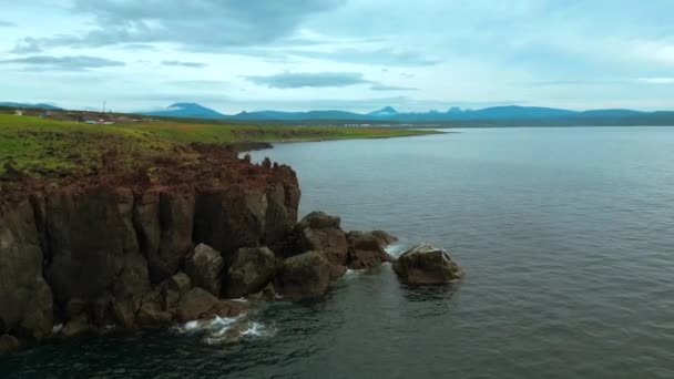 Вид на спокійний океан і кам'яні скелі на узбережжі Орегону. Кліп. Повітря океанської водної поверхні і зелених лугів - Кадри, відео