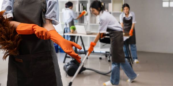 Команда горничной уборщицы носит униформу уборки в офисе. - Фото, изображение
