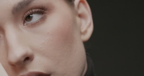 Portret schieten van een jonge vrouw in een studio op een zwarte achtergrond. Trage beweging, close-up. - Video
