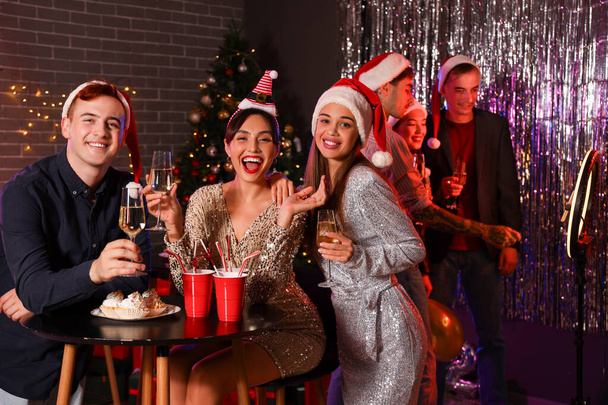 Gruppo di amici con champagne alla festa di Capodanno - Foto, immagini