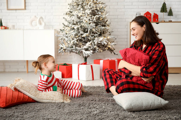 Щаслива мати і її маленька донька вдома напередодні Різдва - Фото, зображення
