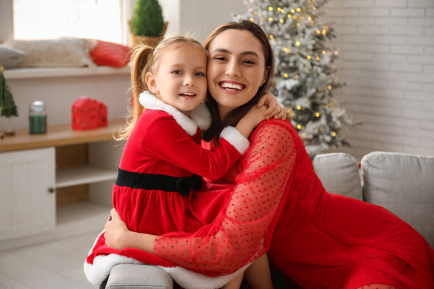 Gelukkig moeder en haar dochtertje thuis op kerstavond - Foto, afbeelding