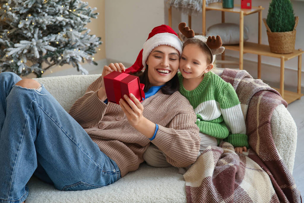 ハッピーマザーと彼女の小さな娘,自宅でクリスマスプレゼント - 写真・画像