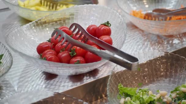close-up de tomate cereja e salada fresca em uma tigela , - Filmagem, Vídeo
