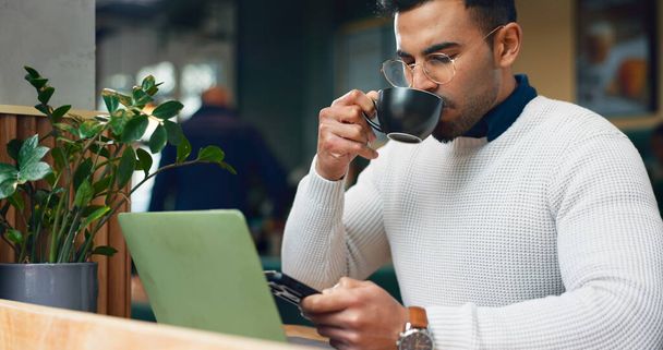 Άνθρωπος, καφέ ποτό και τηλέφωνο για τα μέσα κοινωνικής δικτύωσης, laptop σχεδιασμό και απομακρυσμένη εργασία σε μικρές επιχειρήσεις. Ελεύθερος επαγγελματίας ή πελάτης πληκτρολογώντας στο κινητό του για συνομιλία με αξιολόγηση espresso σε cafe ή εστιατόριο. - Φωτογραφία, εικόνα