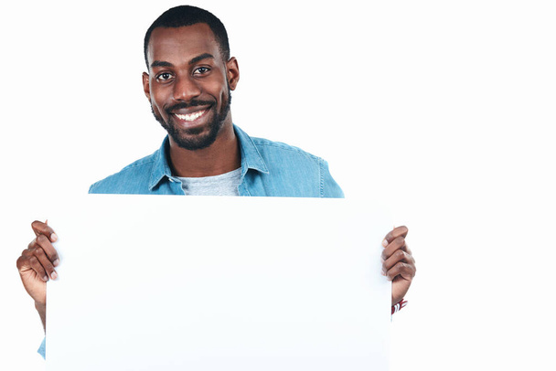 Teken, portret en gelukkige zwarte man met poster voor mockup, marketing of reclame in studio geïsoleerd op witte achtergrond. Glimlach, bestuur en gezicht van persoon met ruimte voor promo, reclame en banner. - Foto, afbeelding