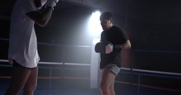 Dos luchadores enfrentados dentro del ring de boxeo en dramática cámara lenta a 800 fps con retroiluminación - Imágenes, Vídeo