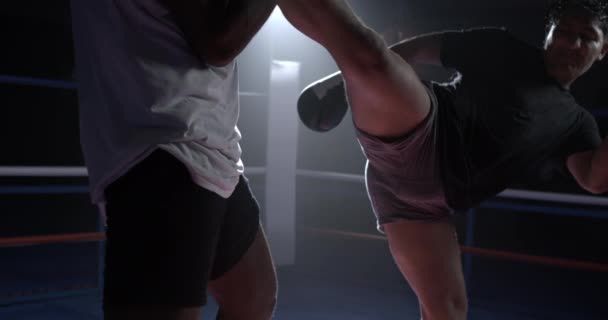 Duelo tailandés Spotlit Muay - Patada en la pierna de 800 fps del luchador en el anillo de boxeo de cámara lenta - Metraje, vídeo