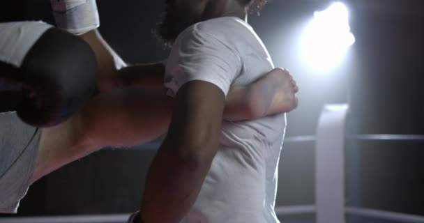 Potente golpe de pierna en el ring, Fighter lanza Kick in Slow-Motion Showdown mientras el oponente se defiende sosteniendo la pierna en el costado - Imágenes, Vídeo