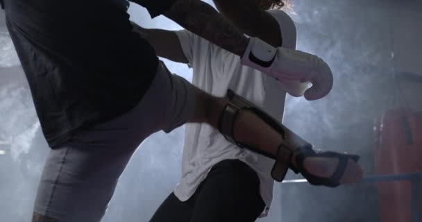 Rakipler Yoğun Düello, İki Dövüşçü Ultra Yavaş Çekim Boks Ringinde Tekme ve Yumruk Karşılığında Karşı Karşıya - Video, Çekim