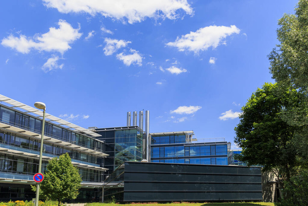 Augsburg 12.6.2022: Gebäude der Deutschen Rentenversicherung Schwaben an einem sonnigen Tag mit blauem Himmel - Foto, Bild