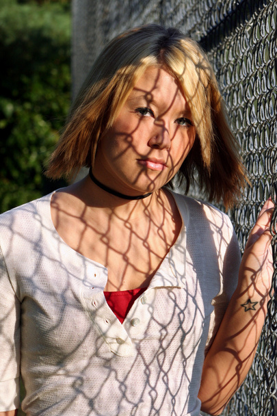 Mujer rubia joven con sombras de valla
 - Foto, imagen