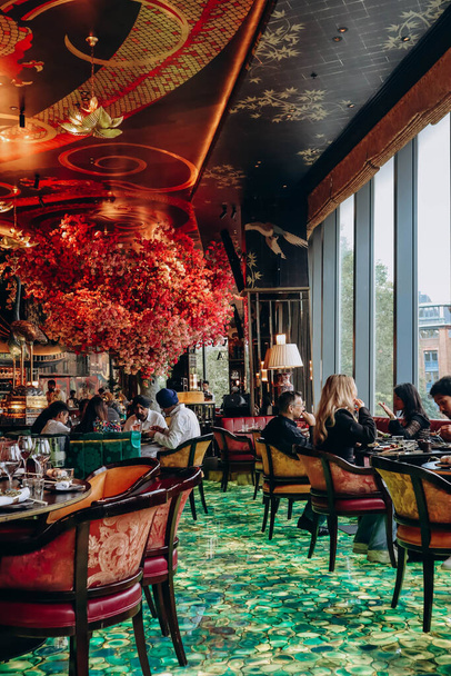 Λονδίνο, Ηνωμένο Βασίλειο - 25 Σεπτεμβρίου 2023: The Ivy Asia Restaurant located in St Paul 's Districs, ένα διάσημο ασιατικό εστιατόριο και μπαρ στο Λονδίνο - Φωτογραφία, εικόνα