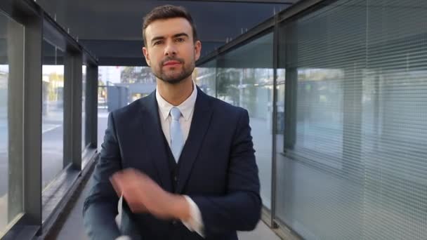 Nahaufnahme Porträtaufnahmen eines hübschen jungen Mannes im Anzug auf der Straße der Stadt - Filmmaterial, Video