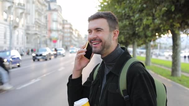 close-up portret beelden van knappe jonge man praten per telefoon op straat - Video