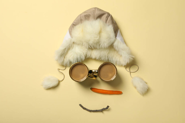 Ένα ζεστό καπέλο με καρότα και δύο φλιτζάνια - Φωτογραφία, εικόνα