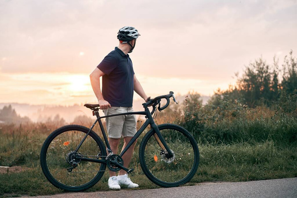 男は自転車に乗っている. 荒野に。 森のサイクリングアドベンチャー - 写真・画像