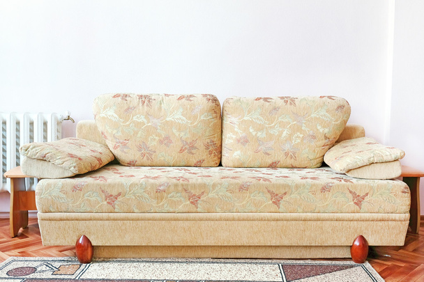 удобный диван в номере - Фото, изображение