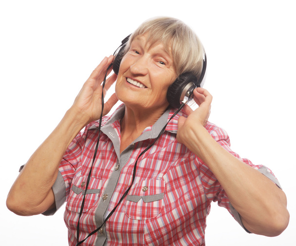 портрет пожилой женщины, слушающей музыку - Фото, изображение