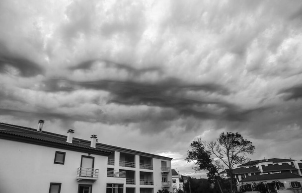 Σύννεφα και θυελλώδης ουρανός στη Vilanova de Milfontes, Πορτογαλία - Φωτογραφία, εικόνα