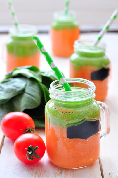 Egészséges zöldség smoothie- és gyümölcslé - Fotó, kép