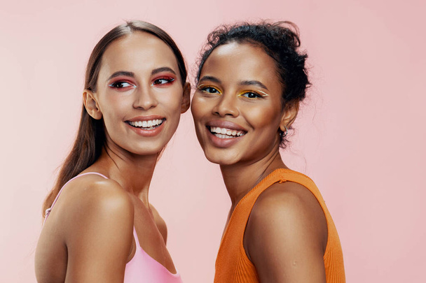 Modell Frau Make-up Studio Körperpflege Glanz Porträt zusammen rosa schön glücklich amerikanischen Rasse Gesicht afrikanische Schönheit zwei bunte gemischte attraktive Haut - Foto, Bild